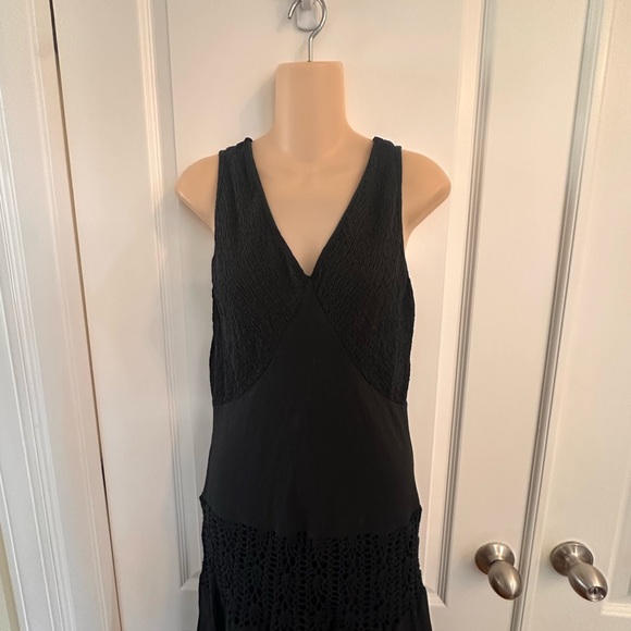 V Cristina maxi dress featuring a deep V-neckline and crochet lace detailing - Picture 4 of 9